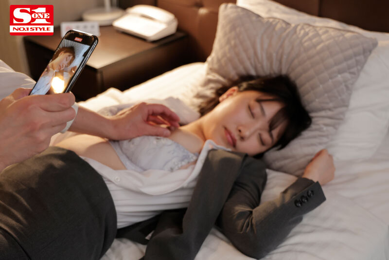 「安達夕莉のGカップ巨乳パイズリで絶頂アクメ連発!NTR濃厚キス性交で何度もイカされる新入社員」のサンプル画像3枚目