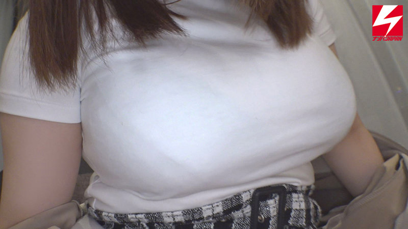 「【素人女子大生】張り裂けそうな爆乳美少女をレンタル！白T越しの巨乳にパイズリ中出しで大興奮」のサムネイル