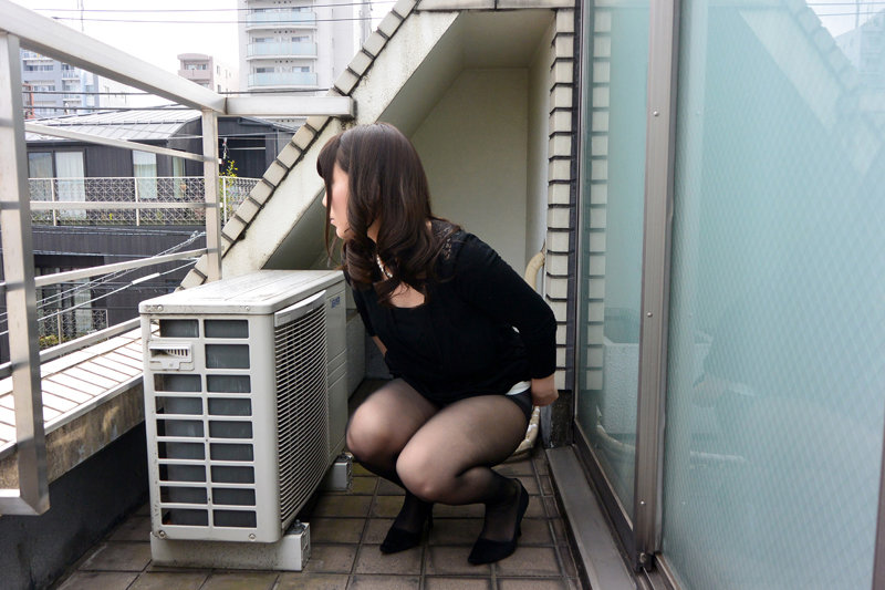 「美泉咲・辻井ほのか他出演！人妻熟女36人の野外放尿・お漏らし我慢限界作品」のサムネイル