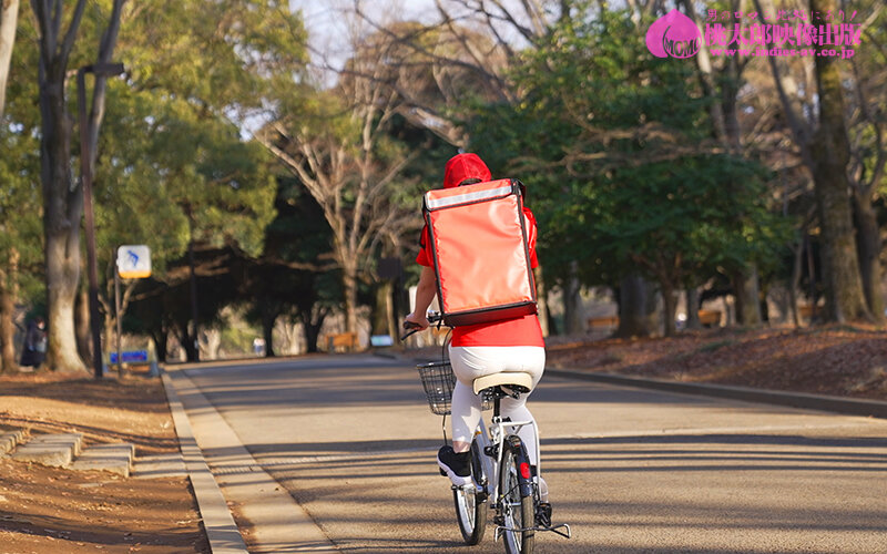 「若宮穂乃 Gカップ巨乳人妻がパイズリ&中出しご奉仕!デカ尻むちふわボディの秘密バイト」のサンプル画像5枚目