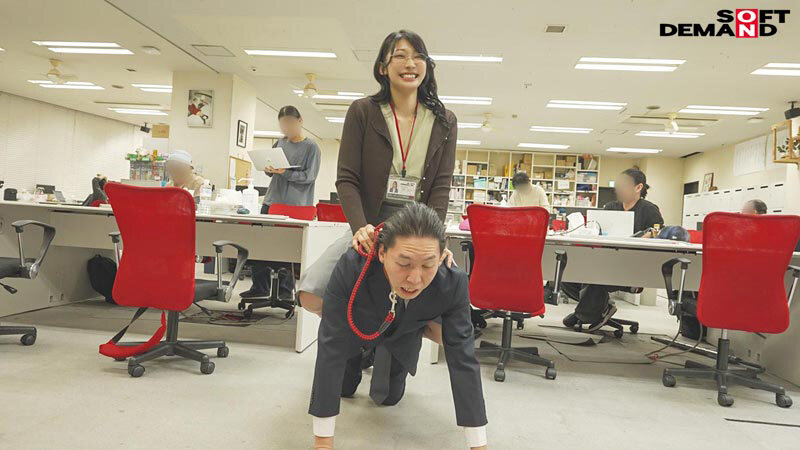 「痴女秘書・守屋よしのが男の潮吹きで責める！巨尻OLのドS覚醒プレイ」のサンプル画像3枚目