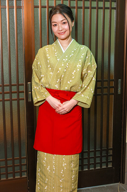 「海埜ほたる・雪奈真冬が巨乳熟女の美人女将に！温泉旅館で男性客を夜這いする禁断プレイ」のサンプル画像13枚目