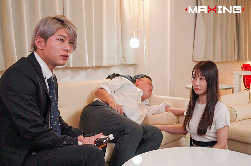 「斉藤帆夏 美乳人妻が夫の部下に寝取られる不倫NTR 自宅で禁断のキスから中出しアクメ」のサンプル画像1枚目