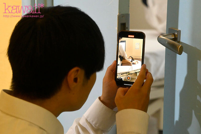 「香川あんずが制服姿でぶっかけ解禁!美乳女子校生が辱めプレイで責められる」のサンプル画像4枚目