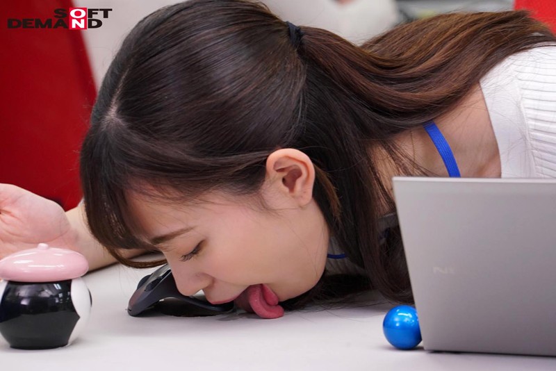 「美谷朱里・黒川すみれら人気女優8名が魅せるOLごっくんフェラ!オフィスで誘惑する美女たち」のサンプル画像2枚目