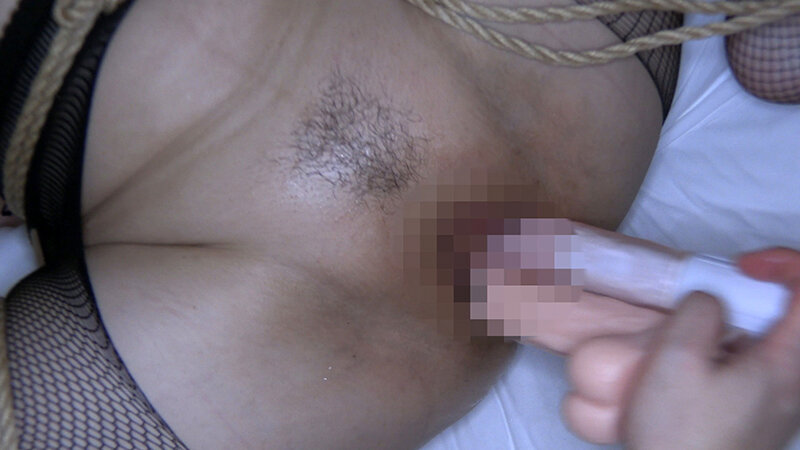 「【素人人妻】巨乳美人妻・涼子が緊縛調教で潮吹き絶頂!3PアナルプレイでM女覚醒」のサンプル画像2枚目